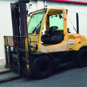 Montacargas Hyster H155FT amarillo en operación