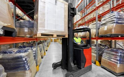 Montacarga eléctrico vs de combustión ¿cuál elegir para tu empresa?