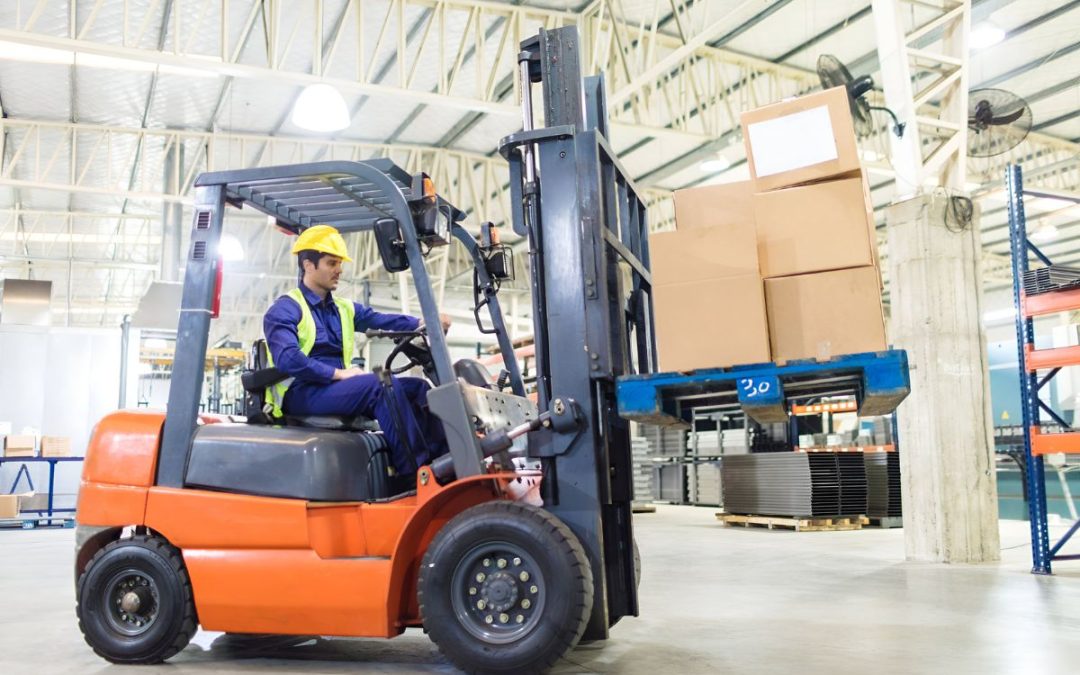 Buenas prácticas de seguridad al operar un montacargas rentado