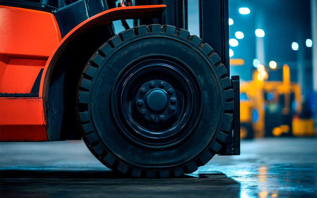 ¿Cómo Elegir la Llanta Adecuada para tu Montacargas? Guía para Ruedas de Caucho Sólido y Neumáticas